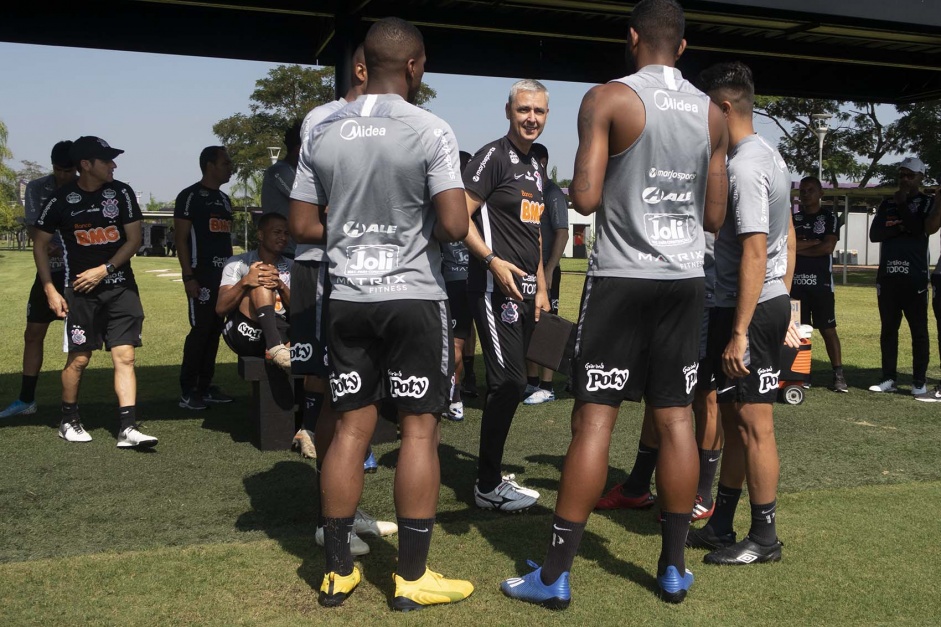 Jogadores do Corinthians no gramado do CT Joaquim Grava