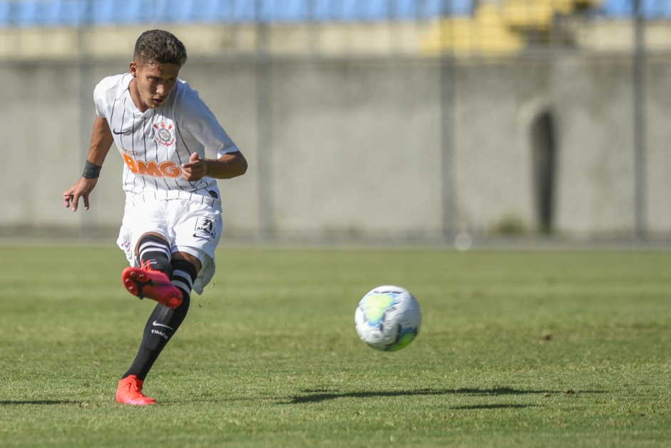 Keven Vinicius em ao na estreia do Corinthians