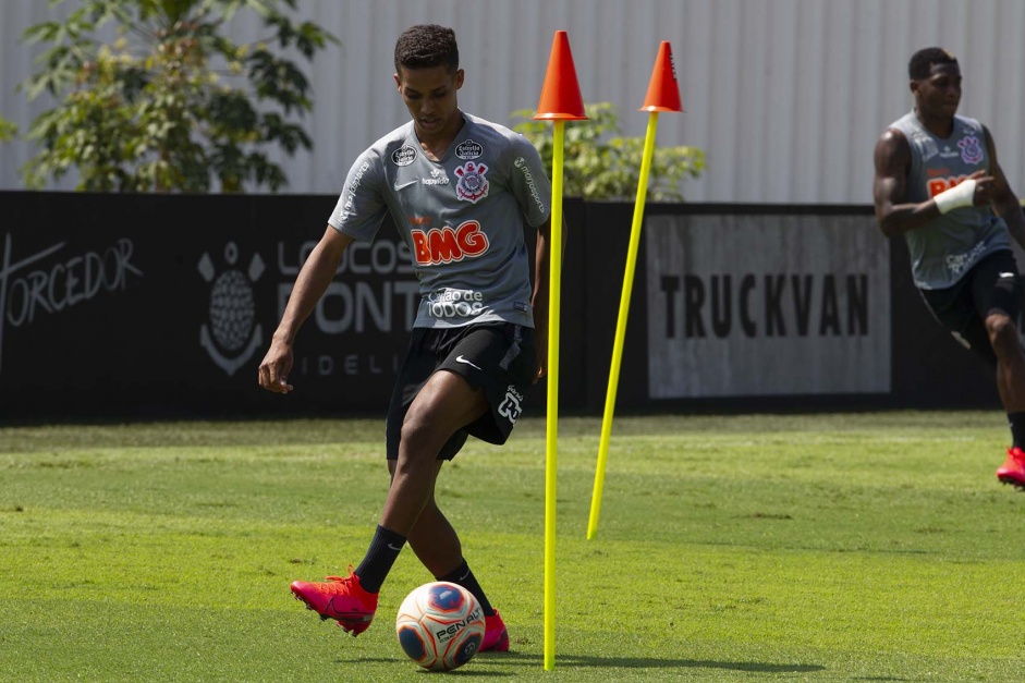 Pedrinho em atividade no treino desta quinta-feira