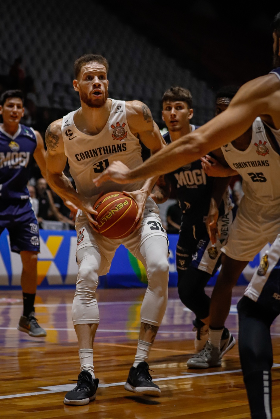 Robinson, ala do Timão, em ação contra o Mogi Basquete