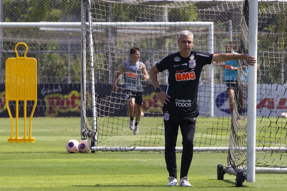 Sem treinos, Tiago Nunes segue pressionado pelos resultados antes da pausa