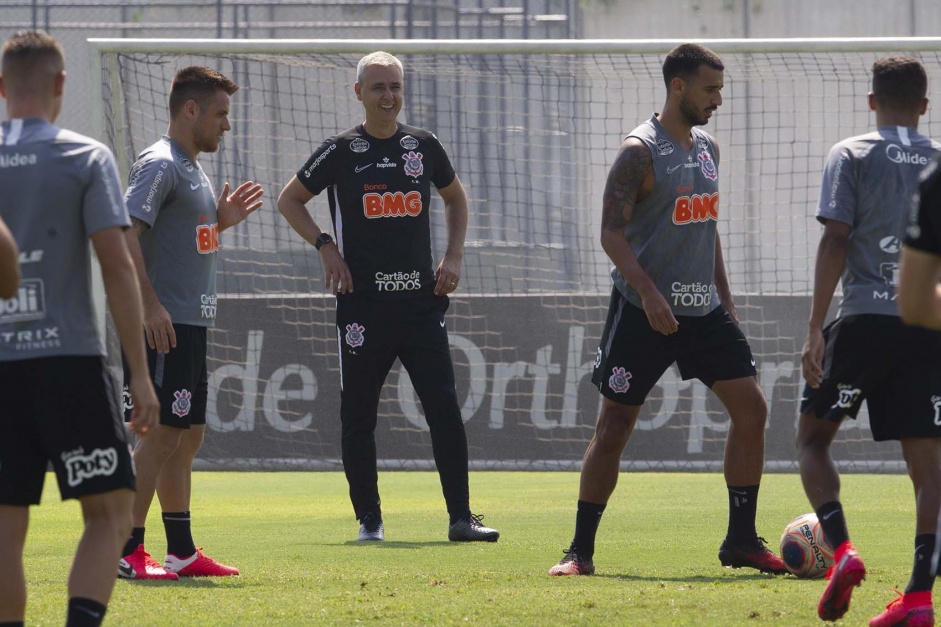 Elenco do Corinthians realiza testes fsicos no CT Joaquim Grava