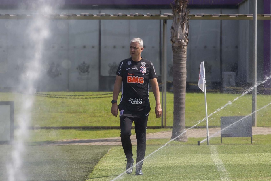 Tiago Nunes caminha no gramado do CT nesta sexta