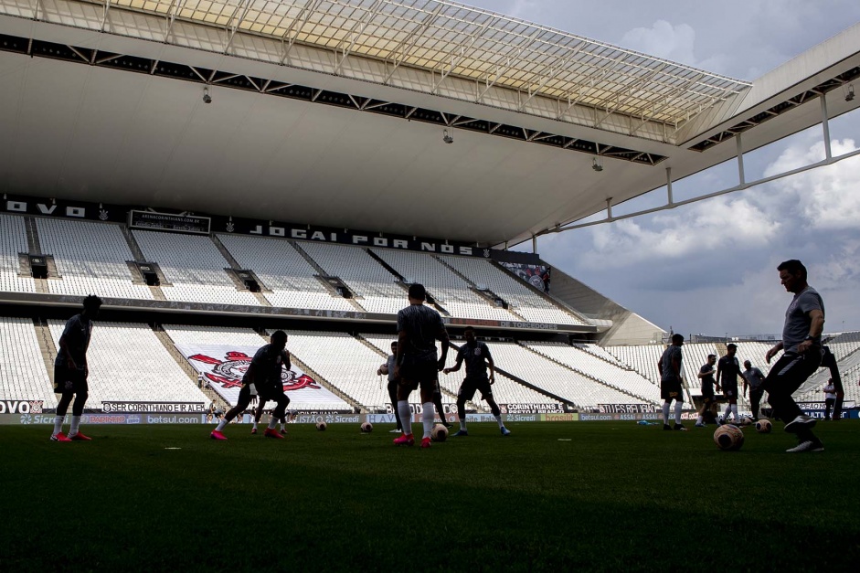 Jogadores do Corinthians durante aquecimento na Arena Corinthians, sem torcida, neste domingo