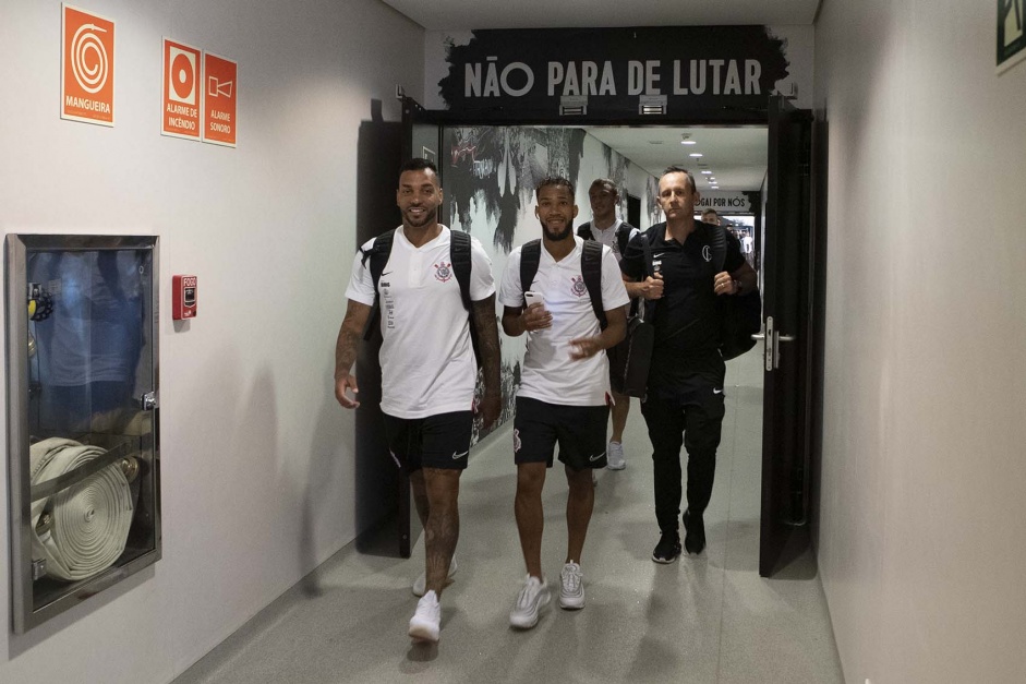 Michel Macedo e Everaldo na chegada  Arena Corinthians