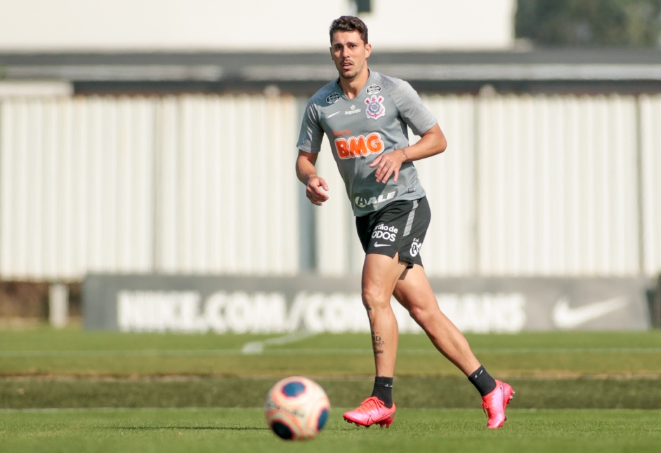 Danilo Avelar pode ser titular do Corinthians no Drbi de quarta-feira