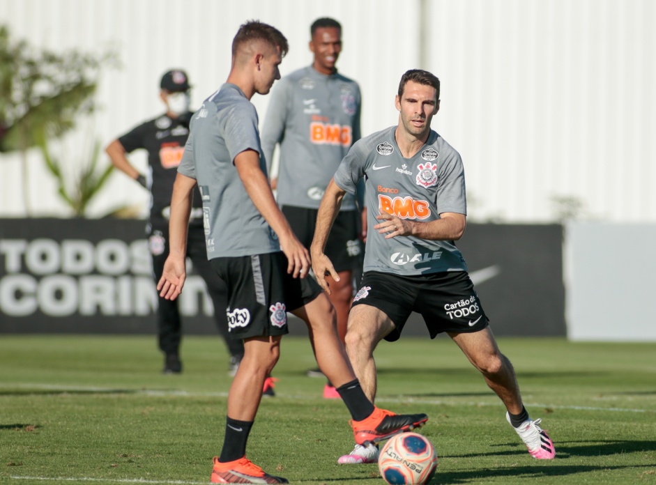 Boselli (em destaque) e Jô (ao fundo) enfrentam uma longa seca de gols no Corinthians