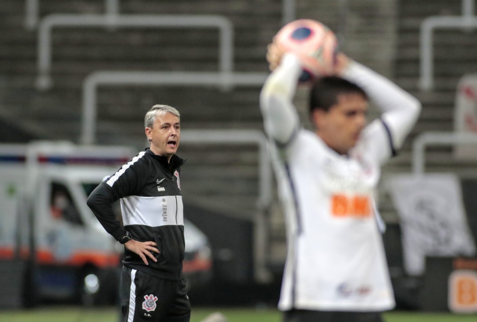 Tiago Nunes ainda no perdeu clssicos pelo Corinthians