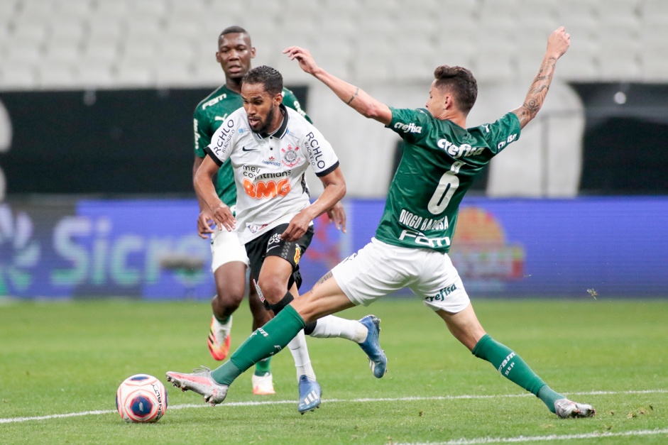 Everaldo em ao contra o Palmeiras, na Arena Corinthians, pela volta do Paulisto