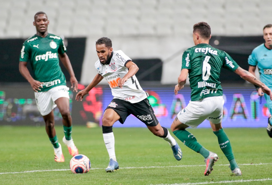 Everaldo em ação contra o Palmeiras, na Arena Corinthians ...