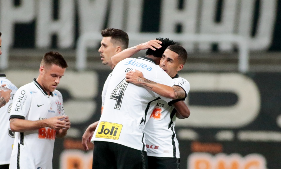 Gil comemora gol no jogo contra o Palmeiras, na Arena Corinthians, pela volta do Paulisto
