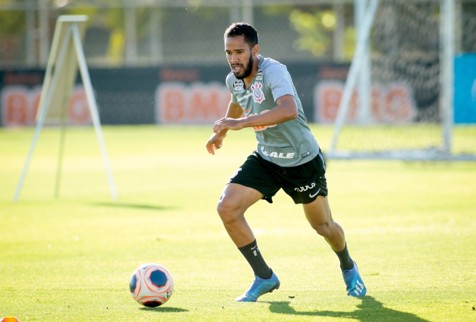 Everaldo volta a ser titular do Corinthians aps pouco mais de um ms