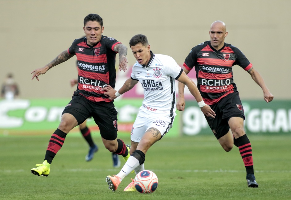 Mateus Vital em ação contra o Oeste pela última rodada da primeira fase do Campeonato Paulista
