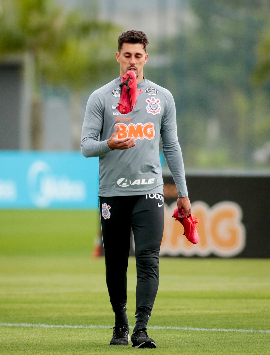 Danilo Avelar no treino da tarde desta quarta-feira no CT Dr. Joaquim Grava