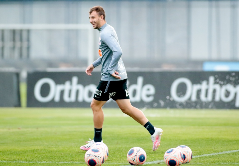 Gabriel no treino da tarde desta quarta-feira no CT Dr. Joaquim Grava