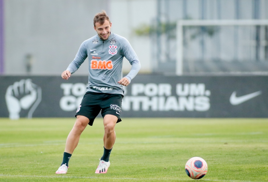 Gabriel no treino da tarde desta quarta-feira no CT Dr. Joaquim Grava