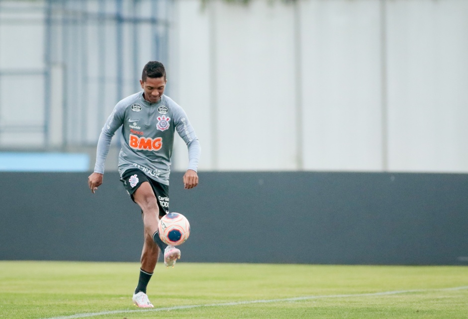 Gabriel no treino da tarde desta quarta-feira no CT Dr. Joaquim Grava