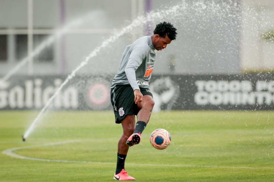 Gil no treino da tarde desta quarta-feira no CT Dr. Joaquim Grava