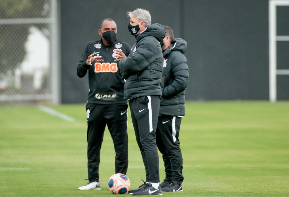 Tiago Nunes no treino da tarde desta quarta-feira no CT Dr. Joaquim Grava