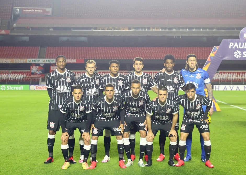 Foto oficial do elenco do Corinthians antes do jogo contra o Red Bull Bragantino
