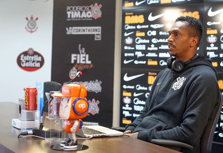 Atacante Jô durante coletiva no CT