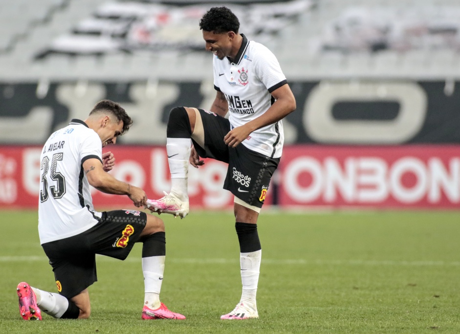 Avelar e Éderson comemorando gol contra o Mirassol