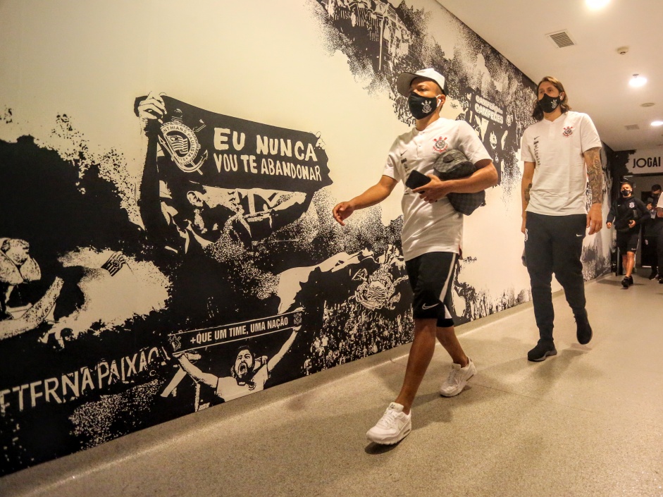 Cssio chegando para o jogo contra o Mirassol, pela semifinal do Paulisto