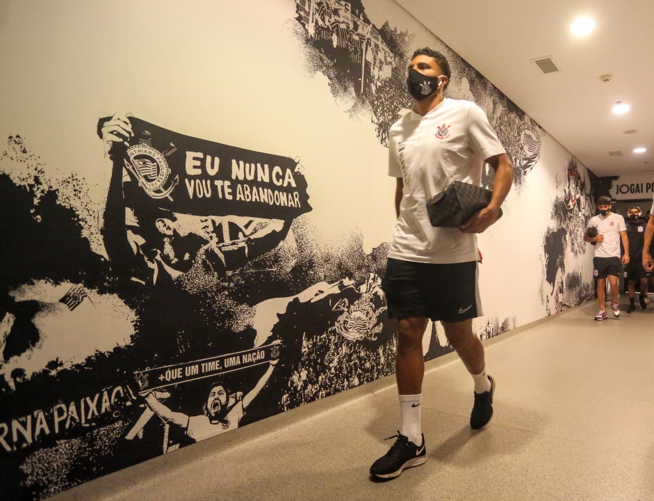 Éderson chegando para o jogo contra o Mirassol, pela semifinal do Paulistão