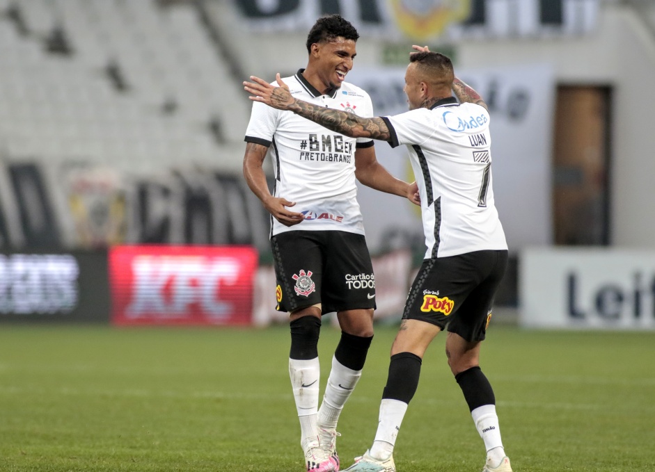 Éderson e Janderson comemorando gol contra o Mirassol