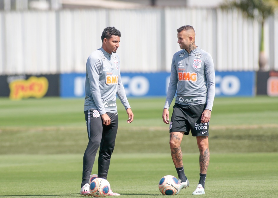 derson e Luan no ltimo treino do Corinthians antes do jogo contra o Mirassol