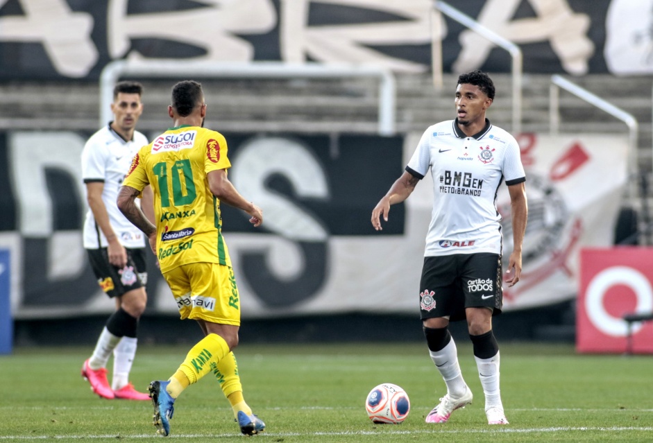 Éderson no duelo contra o Mirassol, pela semifinal do Paulistão