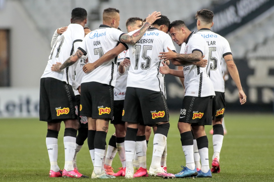 Elenco comemora gol contra o Mirassol, pela semifinal do Paulistão