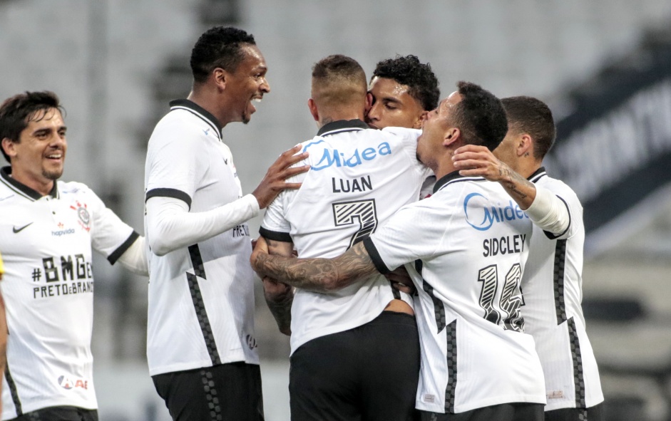 Elenco comemorando gol de Éderson contra o Mirassol