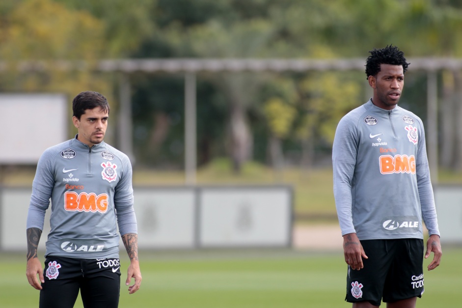 Fagner e Gil no ltimo treino do Corinthians antes do jogo contra o Mirassol