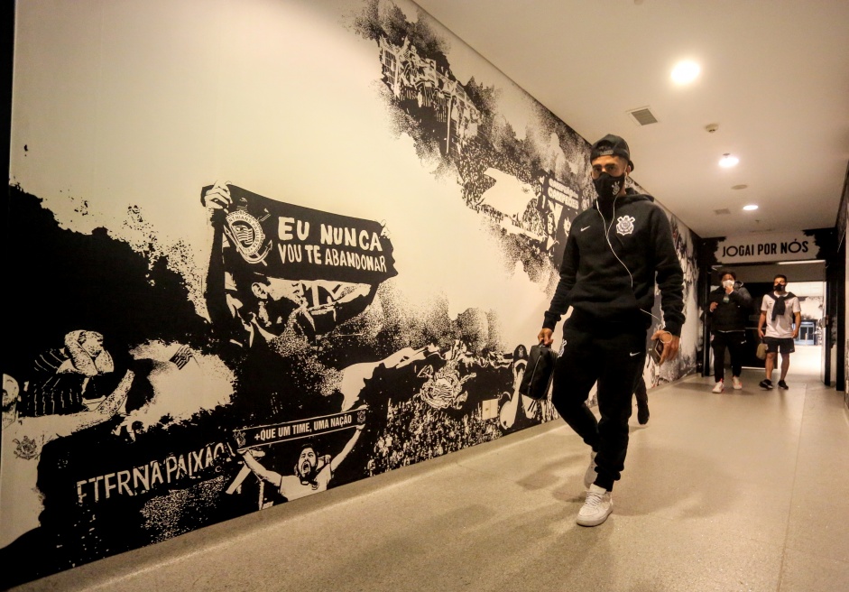 Jogadores do Corinthians utilizam mscaras para entrar na Arena