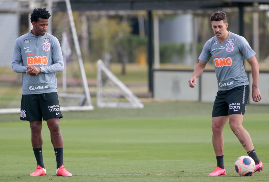 Gil e AVelar no ltimo treino do Corinthians antes do jogo contra o Mirassol