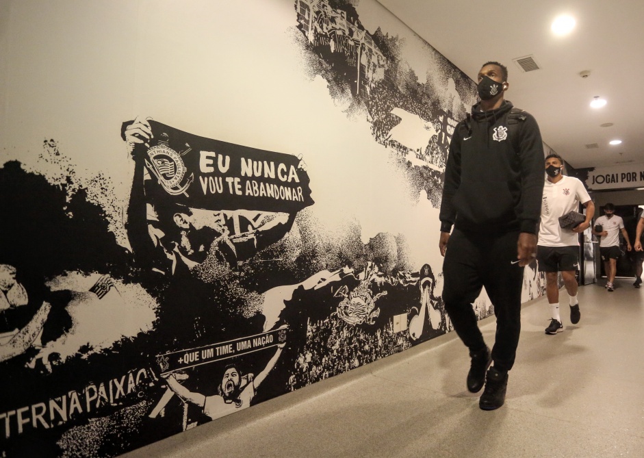 Jô chegando para o jogo contra o Mirassol, pela semifinal do Paulistão