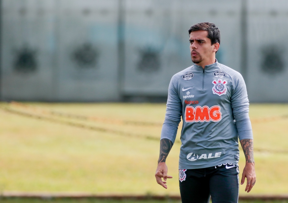 Latera Fagner no ltimo treino do Corinthians antes do jogo contra o Mirassol