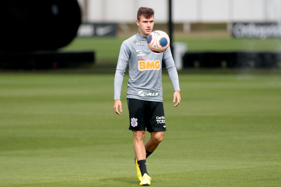 Lucas Piton no ltimo treino do Corinthians antes do jogo contra o Mirassol
