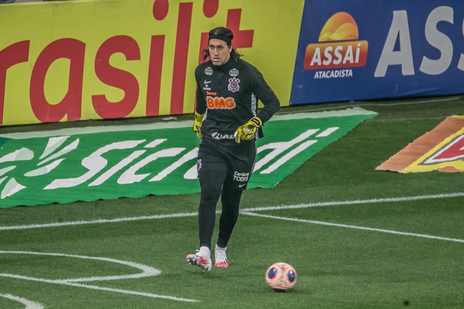 Goleiro Cássio no aquecimento para duelo contra o Palmeiras, pela final do Paulistão