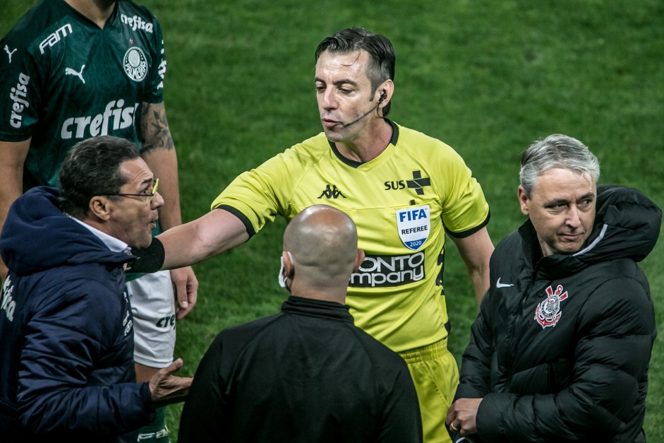 Raphael Claus apitou partidas polmicas de clssicos com o Corinthians