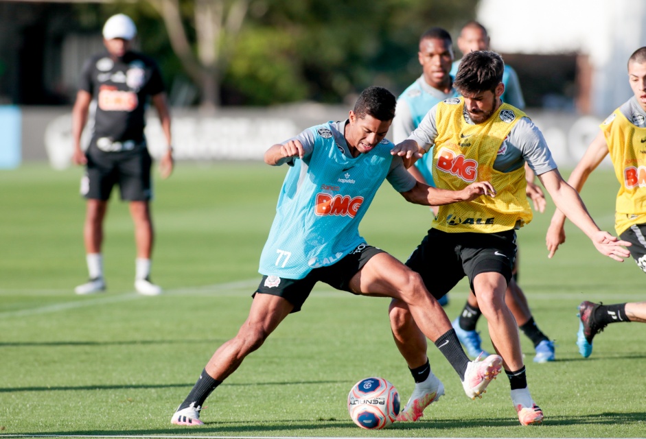 Bruno Méndez no treino desta quinta-feira no CT Joaquim Grava