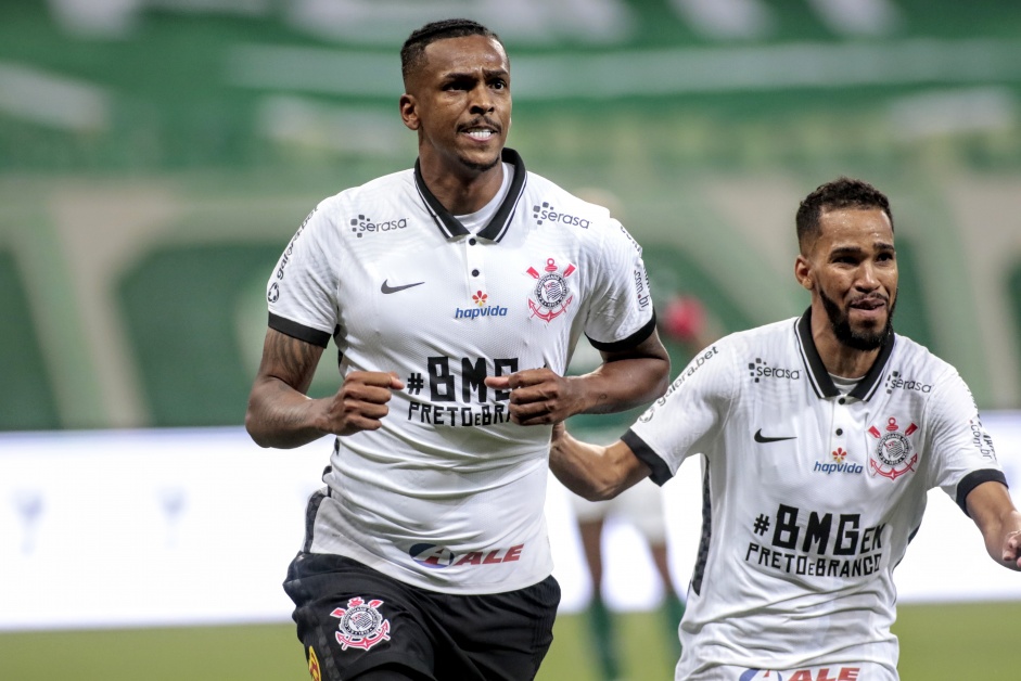 Jô comemora com Everaldo seu gol no duelo com o Palmeiras, pela final do Paulistão