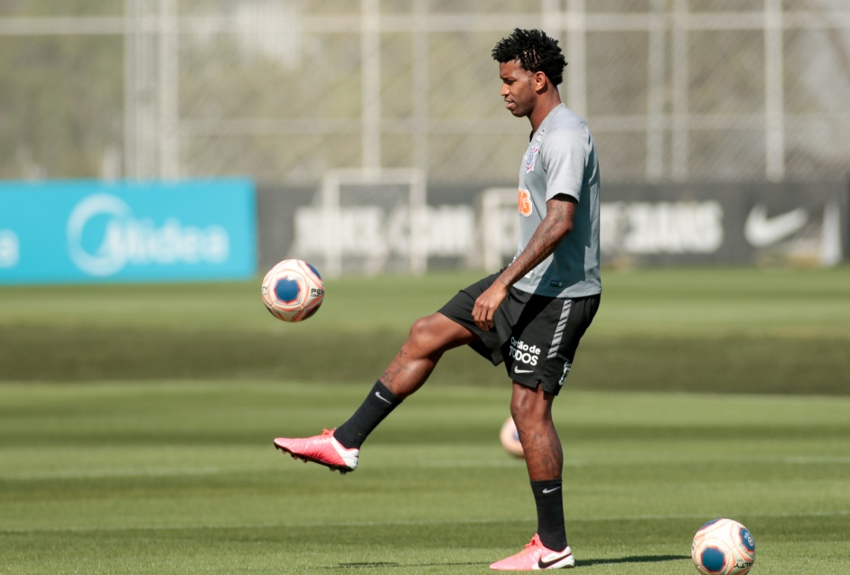 Zagueiro Gil no ltimo treino antes da final contra o Palmeiras, pelo Paulisto 2020