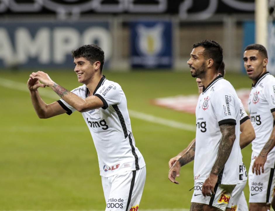 Araos e Michel Macedo no jogo contra o Atltico Mineiro, pelo Brasileiro