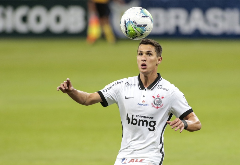 Danilo Avelar no jogo contra o Atltico Mineiro, pelo Brasileiro