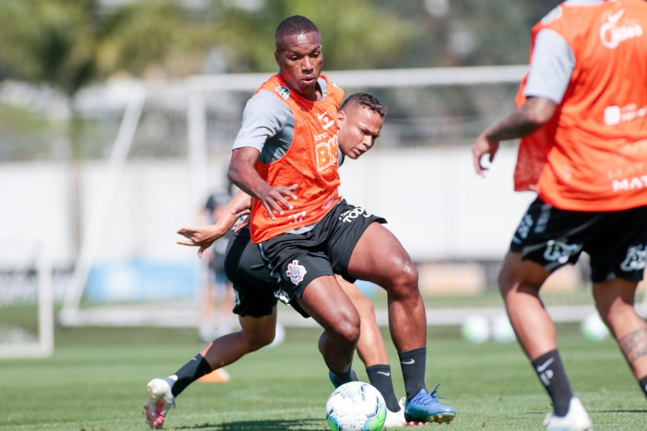 Jogadores na atividade da manhã desta segunda-feira no CT Dr. Joaquim Grava