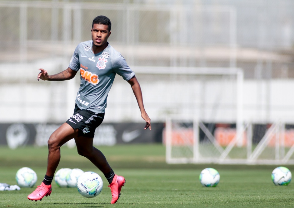Jogadores na atividade da manhã desta segunda-feira no CT Dr. Joaquim Grava
