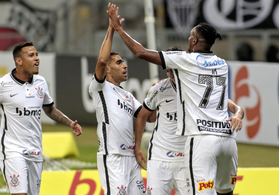 Sidcley, J e Gabriel comemorando o gol do atacante contra o Atltico Mineiro