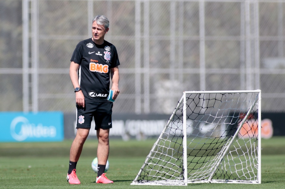 Tiago Nunes na atividade da manhã desta segunda-feira no CT Dr. Joaquim Grava